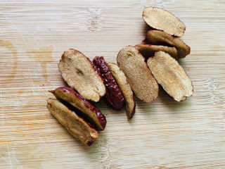 2、桂圆炖蛋,红枣清洗干净去核切片