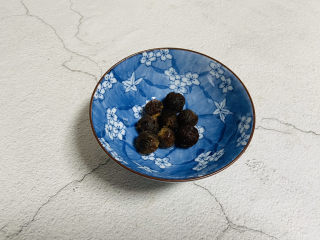 4、桂圆炖蛋,桂圆剥壳清洗沥干水分备用