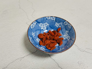 5、桂圆炖蛋,枸杞清洗干净泡软备用