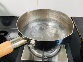 6、桂圆炖蛋,锅中加入500ml饮用水大火烧开