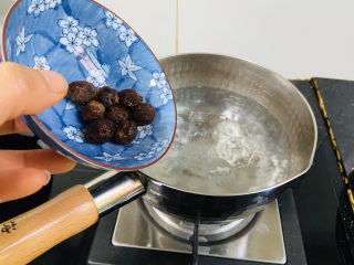 7、桂圆炖蛋,放入桂圆