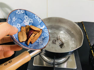 8、桂圆炖蛋,放入去核的红枣