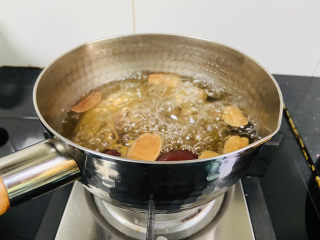 9、桂圆炖蛋,大火烧开转小火煮二十分钟