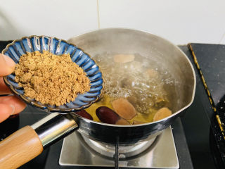 10、桂圆炖蛋,放入红糖