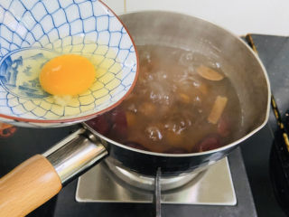 11、桂圆炖蛋,放入鸡蛋煮熟