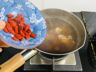 12、桂圆炖蛋,放入枸杞搅拌均匀