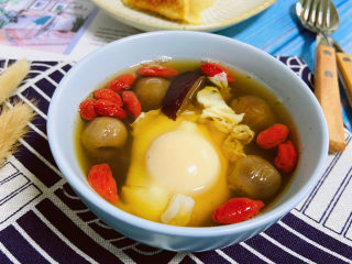 13、桂圆炖蛋,盛入碗中