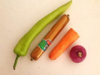 1、炒猫耳朵,准备配菜：尖椒，无淀粉双汇火腿肠，胡萝卜，小圆葱