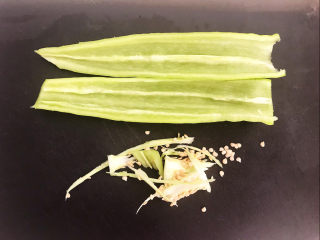 2、炒猫耳朵,尖椒切从中间切开，去蒂去籽