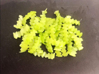 3、炒猫耳朵,用狼牙刀切成小条