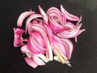 4、炒猫耳朵,圆葱切成小条