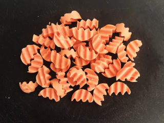 5、炒猫耳朵,火腿肠切成小片