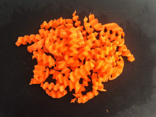 6、炒猫耳朵,胡萝卜切成小条