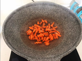 7、炒猫耳朵,胡萝卜焯水2分钟