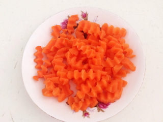 8、炒猫耳朵,把焯好的胡萝卜捞出来备用