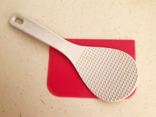 9、炒猫耳朵,准备一个表面带颗粒的饭勺