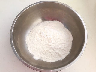 11、炒猫耳朵,把面粉倒入一个大一点的盆里