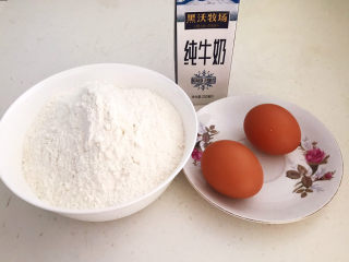 10、炒猫耳朵,准备和面食材：饺子粉，土鸡蛋和纯牛奶
