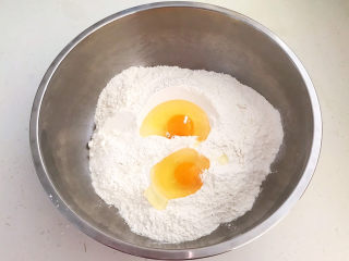 12、炒猫耳朵,打入鸡蛋