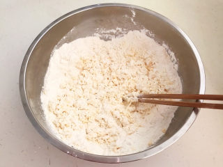 13、炒猫耳朵,用筷子调匀