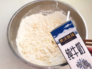 14、炒猫耳朵,加入纯牛奶，边倒边搅拌