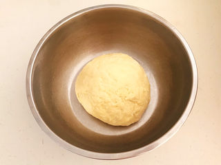 15、炒猫耳朵,揉成光滑的面团，盖上保鲜膜饧面15分钟