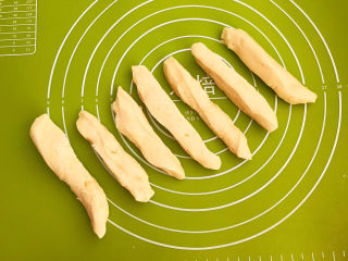 17、炒猫耳朵,把面切成小段