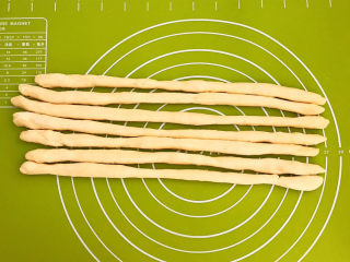 18、炒猫耳朵,揉成长条