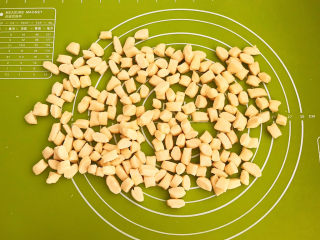 19、炒猫耳朵,切成1㎝见方的小块