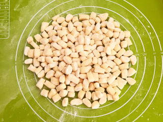 20、炒猫耳朵,撒入干面粉，避免面块粘连