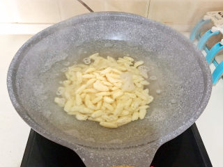 26、炒猫耳朵,烧开后加入猫耳朵