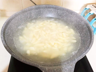 27、炒猫耳朵,大火烧开，煮5分钟左右，猫耳朵漂浮上来就熟了