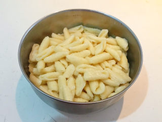 28、炒猫耳朵,把煮熟的猫耳朵捞出来备用