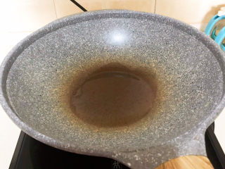 29、炒猫耳朵,炒锅烧热后加入玉米油