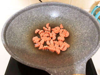 30、炒猫耳朵,油烧热后加入火腿肠翻炒1分钟