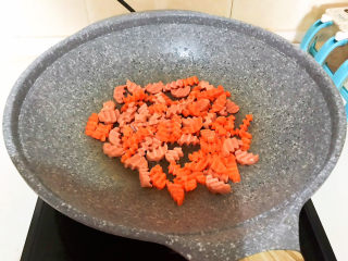 31、炒猫耳朵,加入胡萝卜翻炒均匀