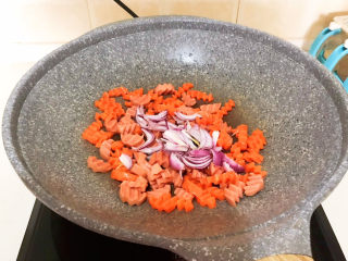 32、炒猫耳朵,加入圆葱，翻炒均匀