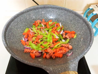 33、炒猫耳朵,加入青椒，翻炒均匀