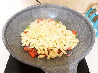 34、炒猫耳朵,加入煮熟的猫耳朵