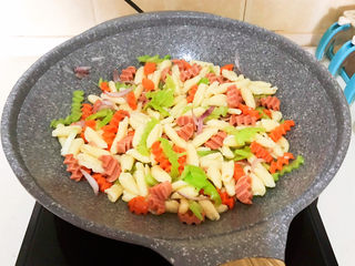 35、炒猫耳朵,翻炒均匀