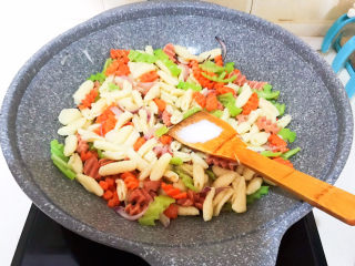 36、炒猫耳朵,加入精盐调味