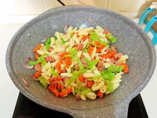 37、炒猫耳朵,翻炒均匀即可