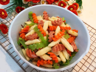 39、炒猫耳朵,炒猫耳朵有面有菜，饭菜一锅出，色彩艳丽，营养丰富，风味独特~