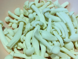 4、白玉菇鸡蛋汤,装盆里