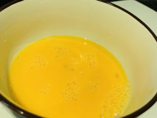 8、白玉菇鸡蛋汤,打散