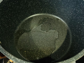 9、白玉菇鸡蛋汤,锅加食用油