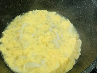 14、白玉菇鸡蛋汤,快速打散