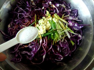 5、凉拌紫甘蓝,加入适量盐