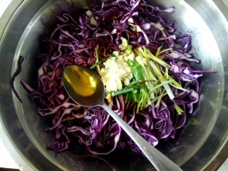 7、凉拌紫甘蓝,加入一勺香油