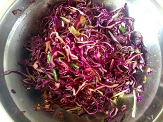 8、凉拌紫甘蓝,搅拌均匀即可